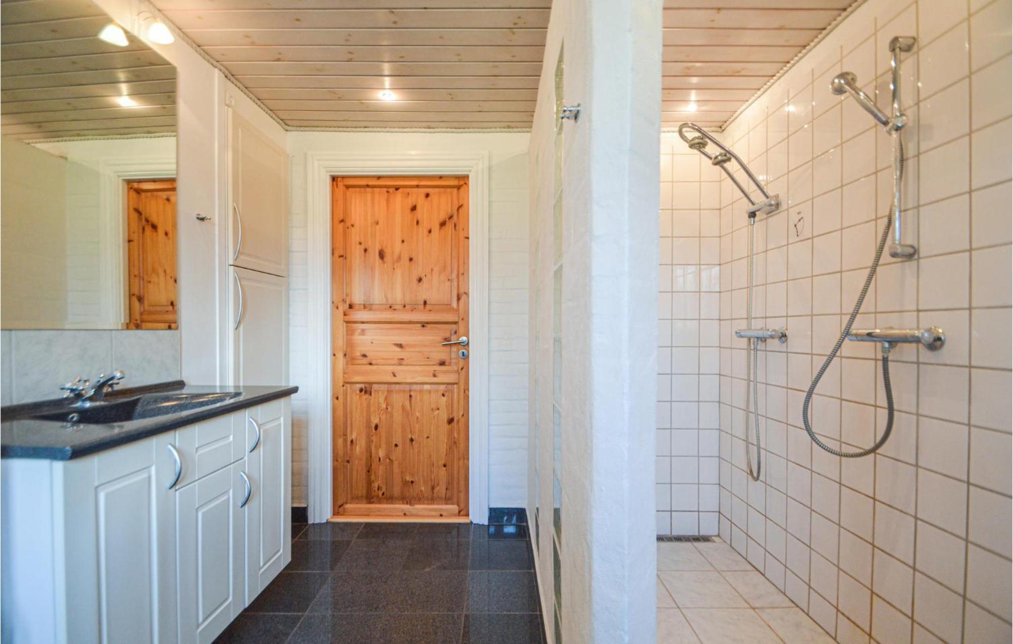 Awesome Home In Bredebro With Kitchen Ballum Exterior foto